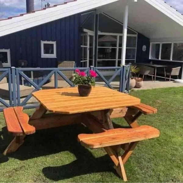 Lækkert sommerhus i gåafstand til by og strand, hotel in Marielyst