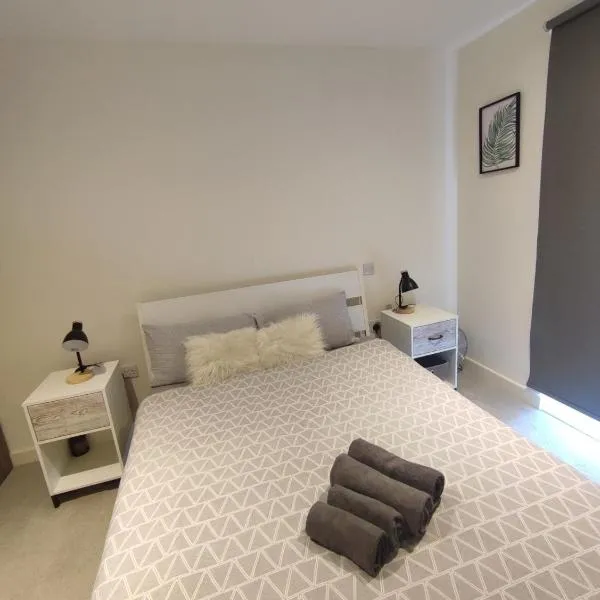 2 bedroom 2 bath 1 ensuite in Roya Asenal beautiful views & parking, Hotel in Woolwich