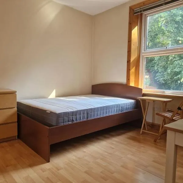 Bright studio apartment Highgate, hotel in London
