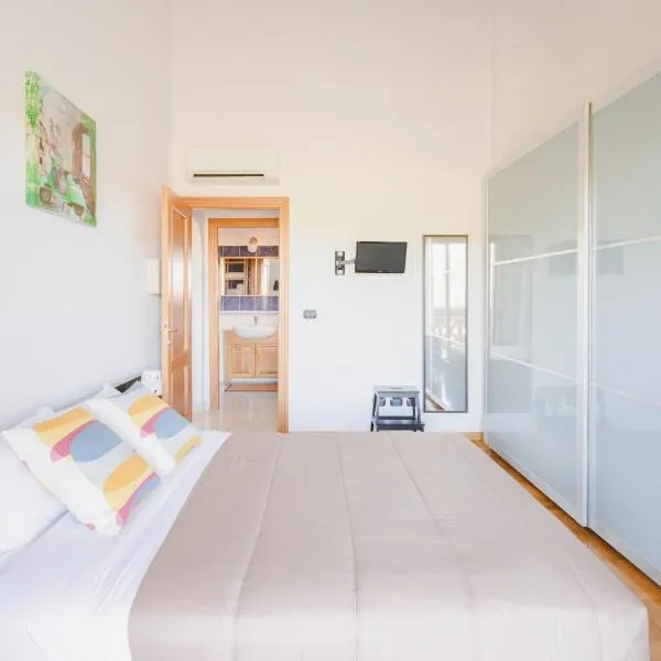 EUR Moravia Attico panoramico con terrazzo, fino a 5 ospiti, hotel a Roma