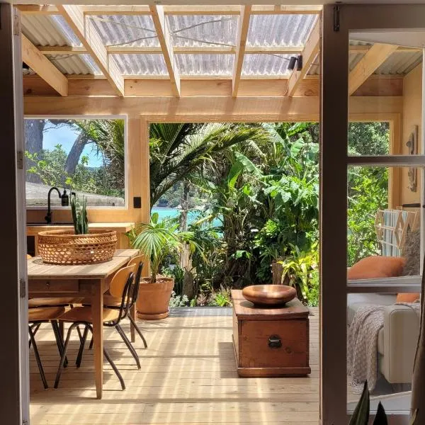 The Bay Cottage - Located Directly Across the Road from 2 Swimming Beaches, hotel in Great Barrier Island