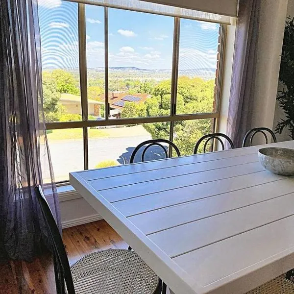 Glens Haven with Lakeviews and Outdoor Firepit, hotel in Wagga Wagga