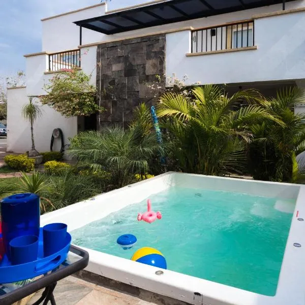 Lujosa casa: alberca terapéutica 3x2m, chimenea, cocina profesional, hotel in León