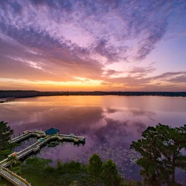 Balcony King Suite - Lake & Pool view, Hotel in Orlando