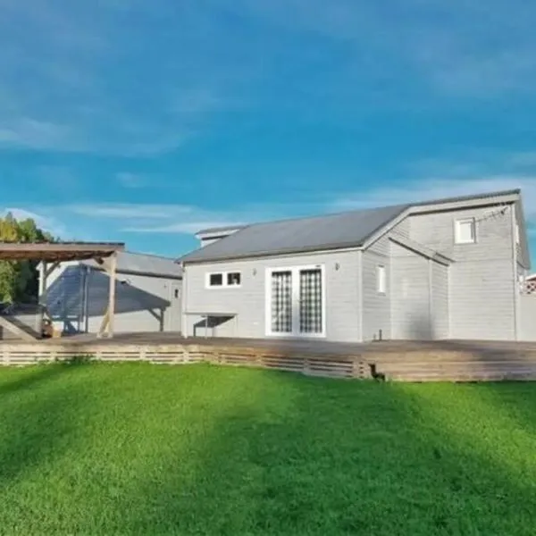 Stuga Fyra Säsonger - Fishing - Skiing - Hottub, hotel in Filipstad