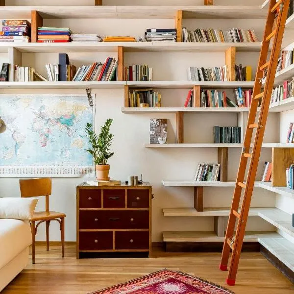 Bright and Peaceful Apartment in Historic Palazzo, hotel in Bologna