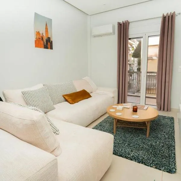 Homey renovated 1 bedroom apartment in Kesariani, hotel in Athens