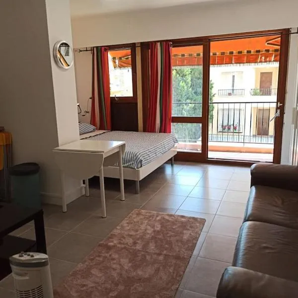 Studio 4 pers, terrasse, climatisation, parking inclus, hotel in Cannes