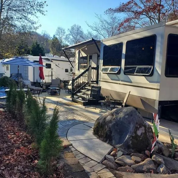 Jolene、ガトリンバーグのホテル