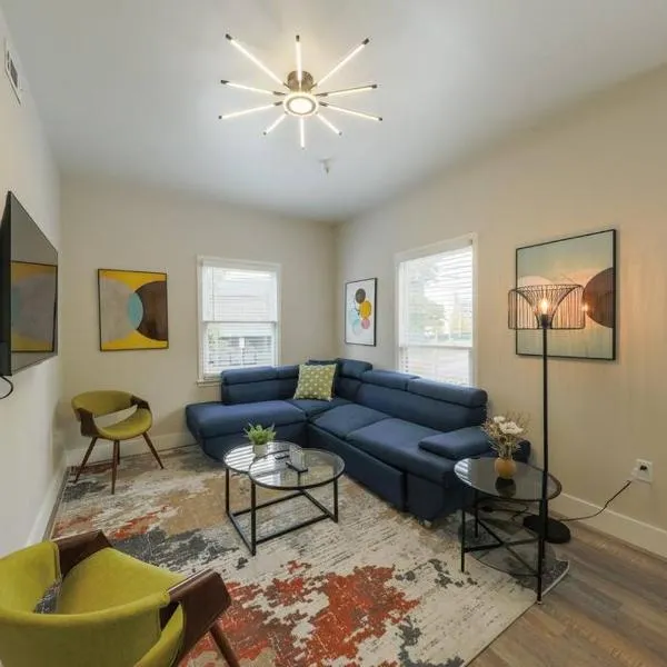 Comfy Nashville 1BR with King Bed and Optional Parking Near Gulch & Midtown Walk to The Parthenon, hotel in Nashville