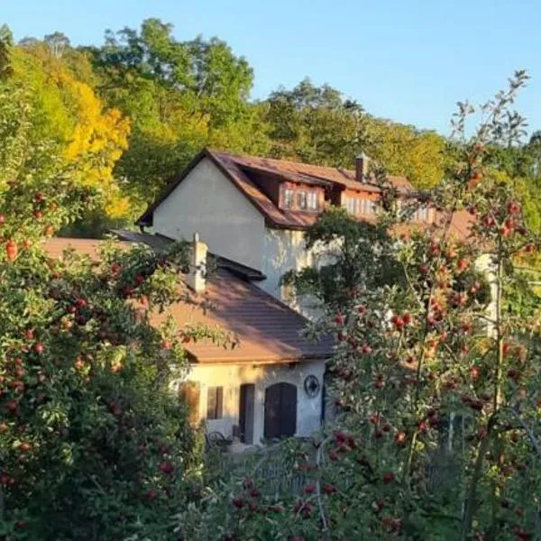U Středohoře, hotel en Hlinná