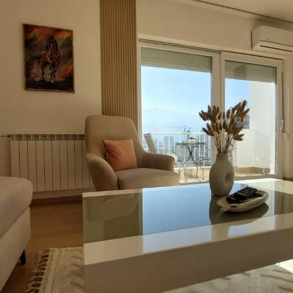 MINA modern & cozy apartment main city square GTC Skopje, hotel in Skopje