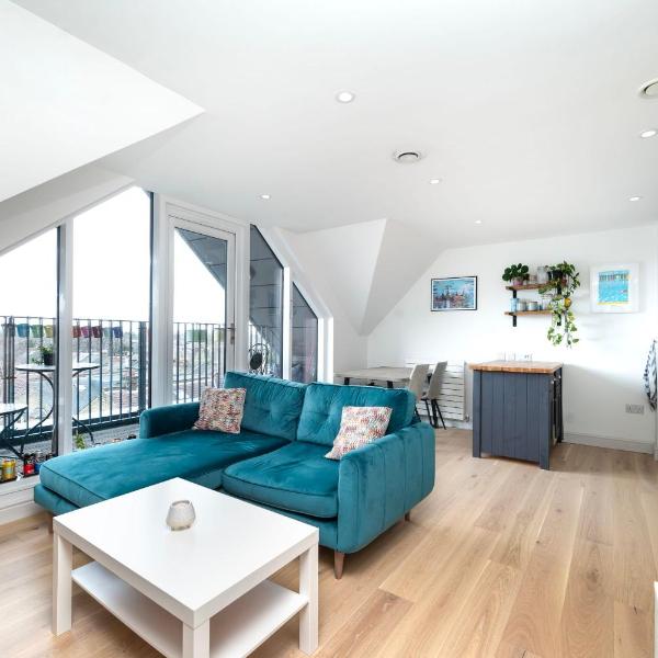 Chic City 1 Bedroom Apartment with Balcony Views, London
