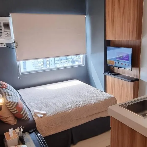 Penthouse 1 at Urban Deca EDSA by CityStudio, hotel u Manili