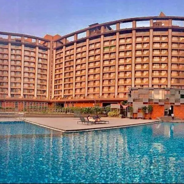 The Weekend Address Managed By Stay Cation, hotell sihtkohas Surat