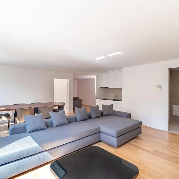 Wollishofen Station 2 bedroom Luxury Apartment, hotel in Zürich