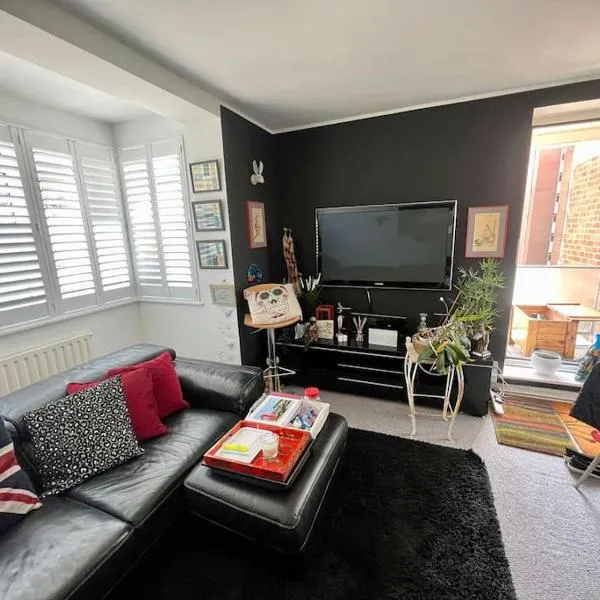 CENTRAL HOVE Large 2 bedroom Private residence with PARKING & BEACH HUT, hotel in Brighton & Hove