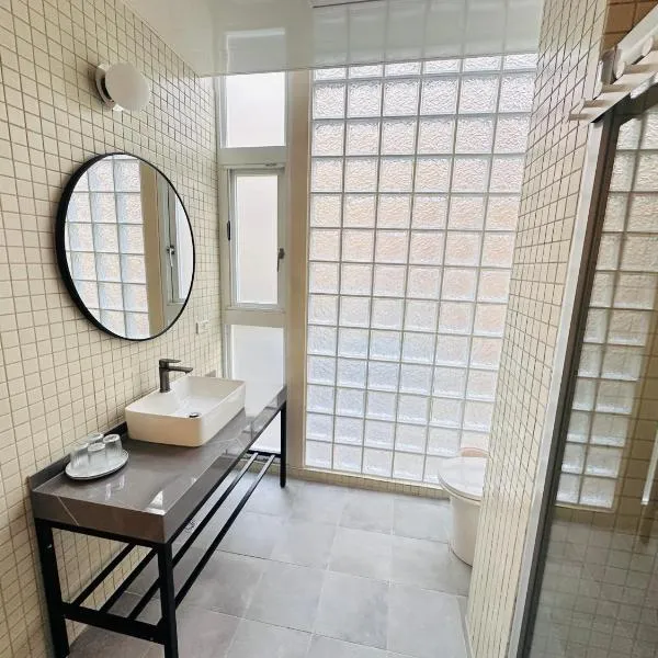 喝睏H-Khùn酒吧民宿, hotel v destinaci Donggang