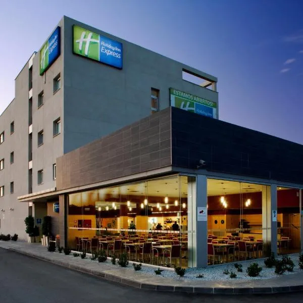 Holiday Inn Express Málaga Airport by IHG、マラガのホテル
