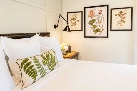 Downtown Luxury Farmhouse Apartment #2, hotel in West Dundee