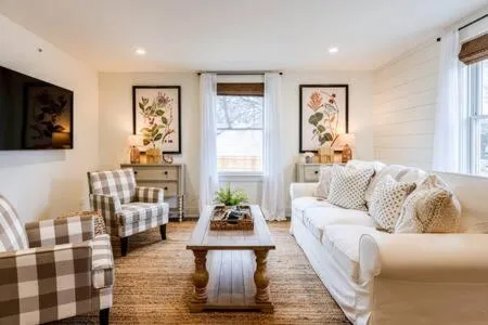 Downtown Luxury Farmhouse Apartment #4, hotel in West Dundee