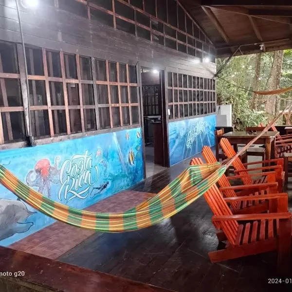 Pirate Drake Beach Hostel & Tour company, hotel in Drake