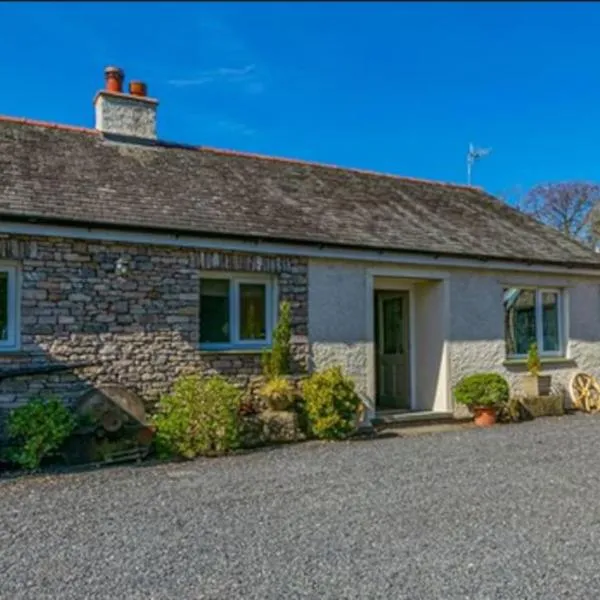 Two Acres- Spacious, delightful, pet free bungalow、Levensのホテル