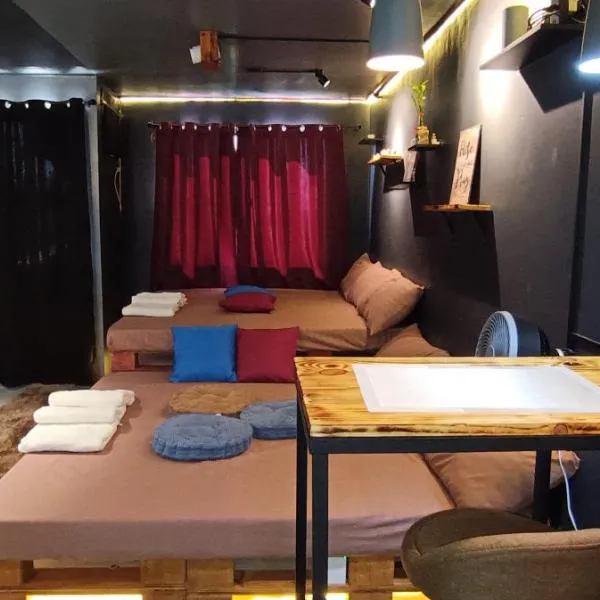 EL MEIR STAYCATION SMART CINEMA CABIN BESIDE ENCHANTED KiNGDOM, hotel v destinaci Santa Rosa