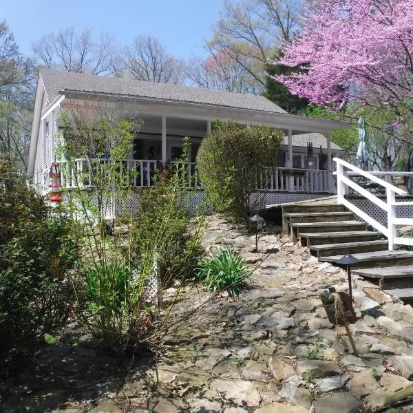 Serenity Hill Bed and Breakfast, ξενοδοχείο σε Sloans Crossing