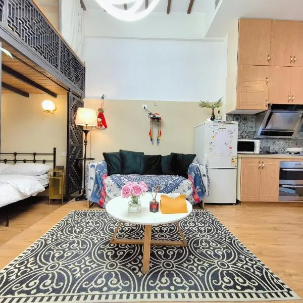 Shanghai Hills & Zinn Happy Family Bnb Near Line1&14 South Huangpi Rd Mid Huaihai Rd，位于上海的酒店