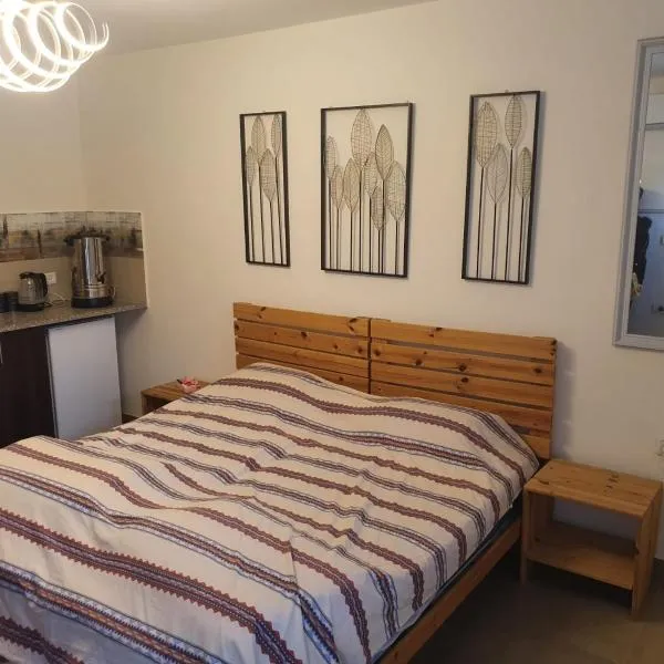 Suite in the village, hotel in Neve Daniel