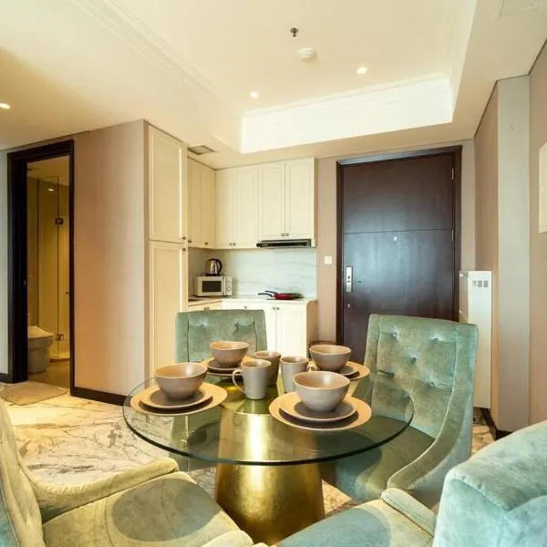 Luxury & Bright 2BR Chianti Tower Mall Access, hotel in Jakarta