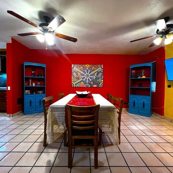 Casa Revolucion: 2BR/2Ba Casita close to downtown with private parking, hotel en Cabo San Lucas
