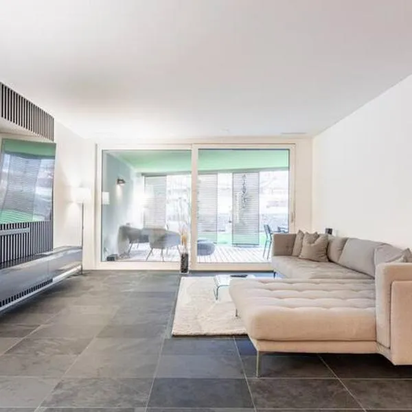 Luxus Wohnung mit Garten, ξενοδοχείο στη Ζυρίχη