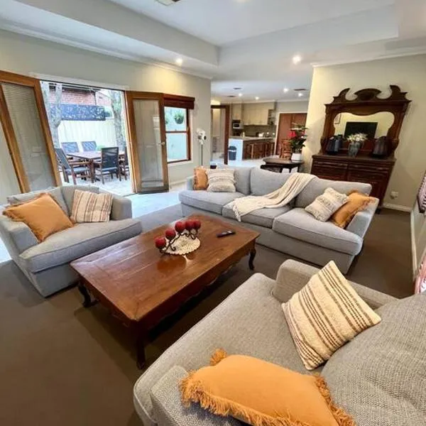 Grand retreat in town, hotel di Albury