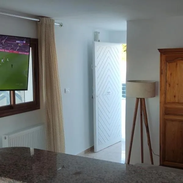 Rooftop Gem: perfect for a solo/duo traveler(s)., hotel in Dar Mimoun Bey