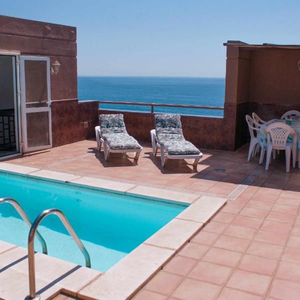 Ático con Piscina Privada y Vistas al Mar