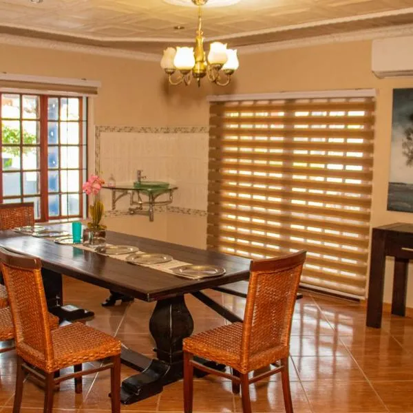 Lizpeter guest house، فندق في Elim