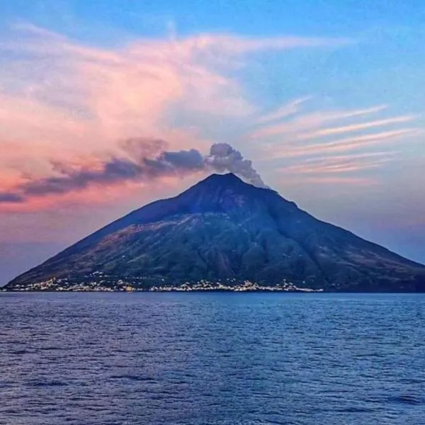 Stromboli Suite Apartment with Terrace Volcano & Sea view, hotel v destinaci Stromboli