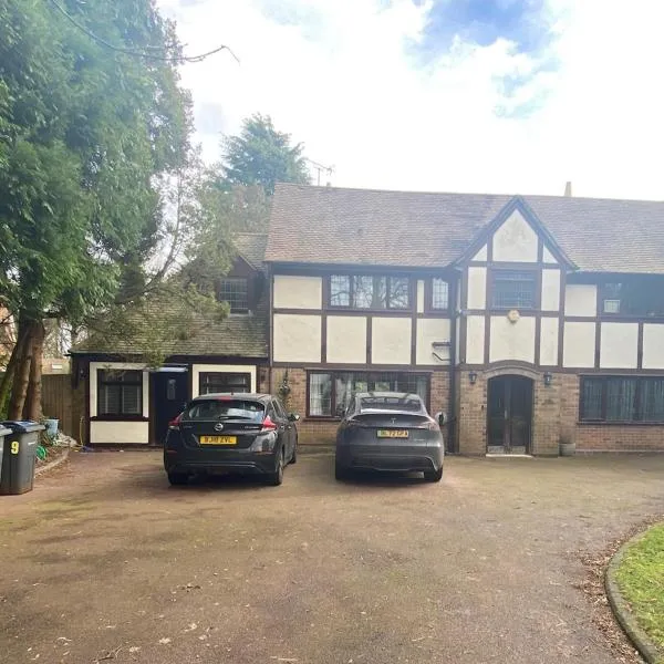 Modern studio in natural surroundings、Four Oaksのホテル