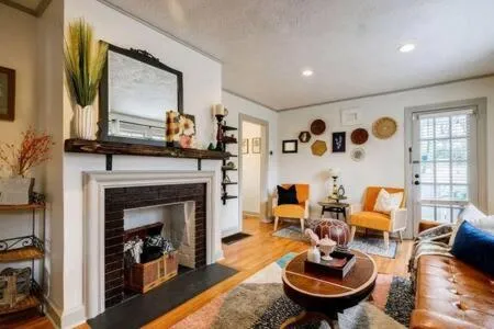 Pet Friendly Bungalow Steps to Inman Park, hotel v destinaci Atlanta