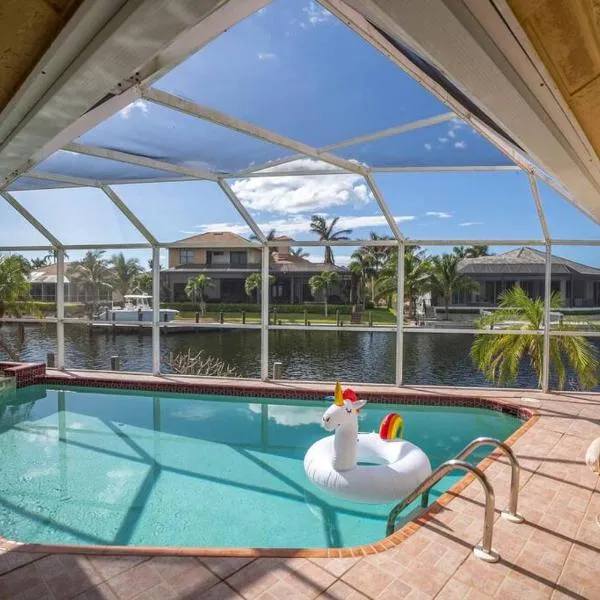 Waterfront Home With Heated Pool/Jacuzzi and only 1mile to beach, מלון במרקו איילנד
