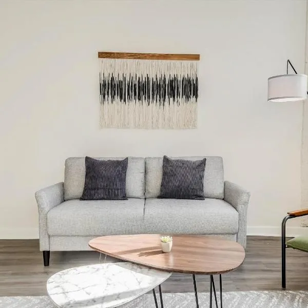 CozySuites - 2BR with Direct Skybridge Access #9，位于印第安纳波利斯的酒店