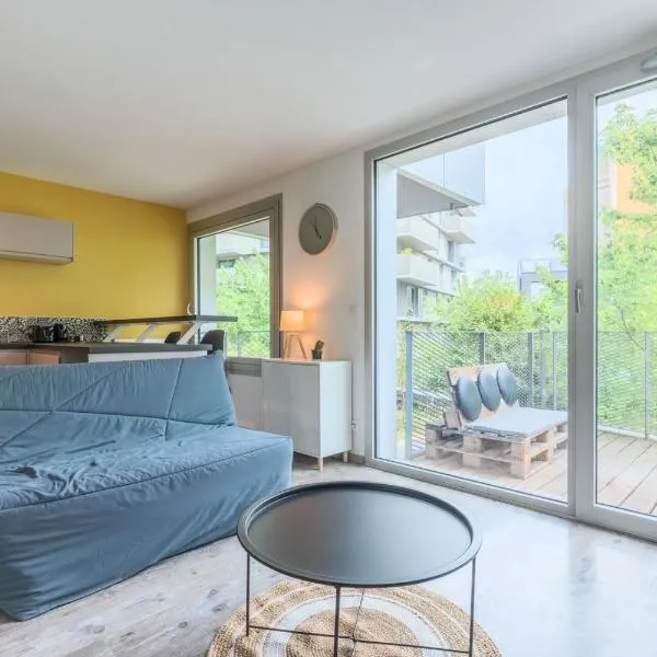 Apartment near metro with parking & balconies, hotel in Lille