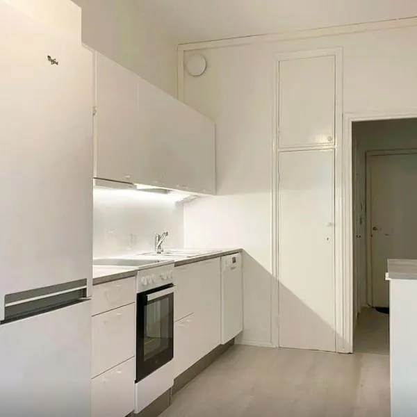 Moderni siisti Studio koti jossa modernit kalusteet, hótel í Helsinki