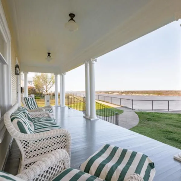 Clifton House - King Suite in Historic Home, Mississippi River Views, ξενοδοχείο σε Natchez