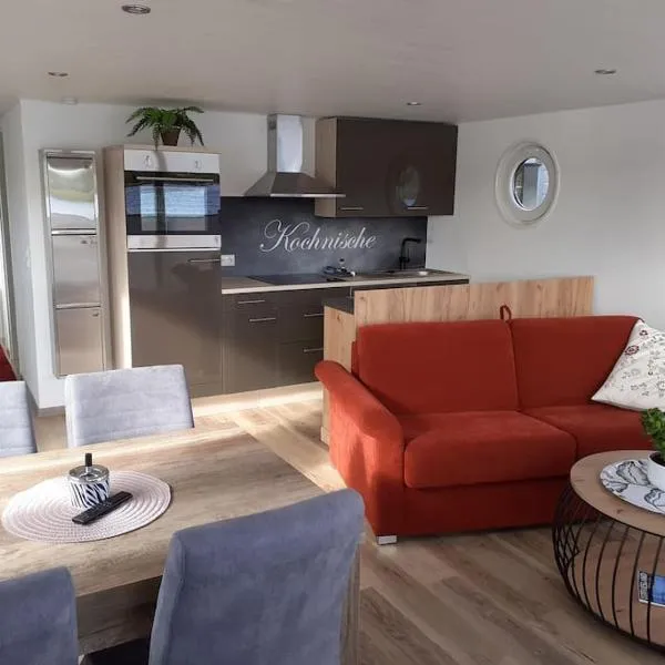 Hausboot Optimo mit Hund, hotel in Wangerland