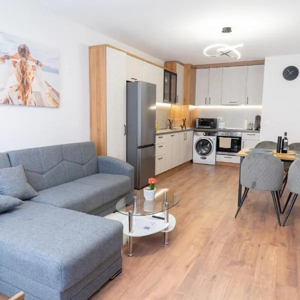 New Modern & Cozy apartment with FREE Private parking and EV charging station, hotel en Varna