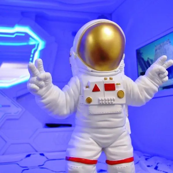 Cosmos Capsule Hub London, hotel in London