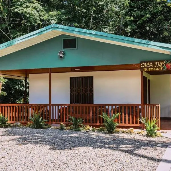 Casa Iris- Home for Family, Steps From the Beach, Pool and Yoga Deck, hotel in Puerto Viejo